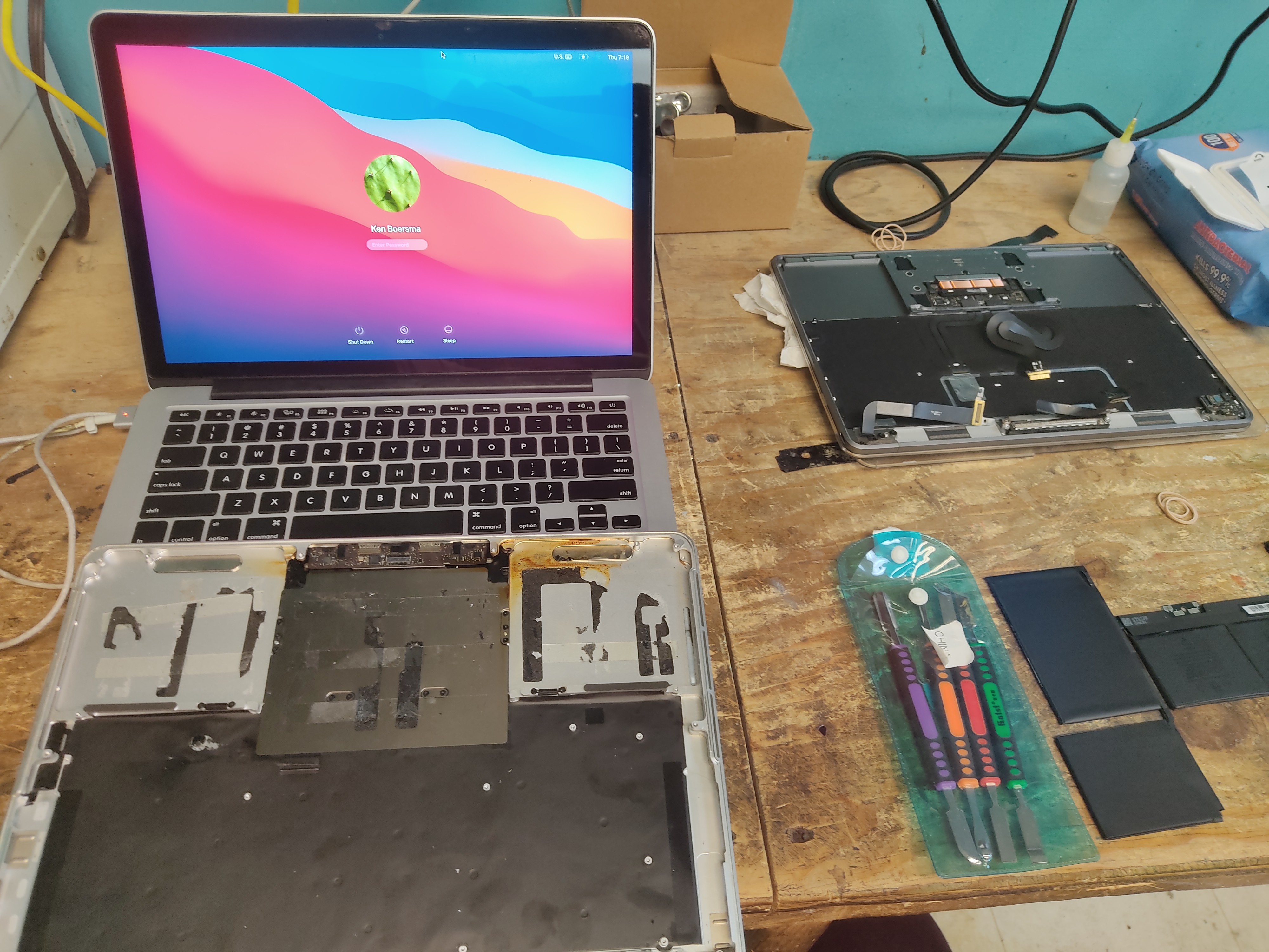 Técnico reparando una computadora